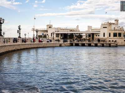 � il Barion, bianco edificio progettato dall�architetto Saverio Dioguardi...